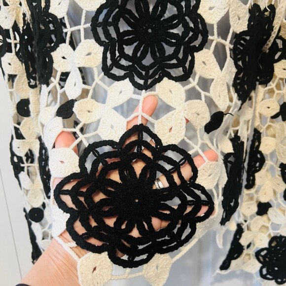 Cloth By Design-Crocheted Black/Ivory Cut Out Flower Knit Bell Sleeve Sweater-XL - Picture 5 of 16